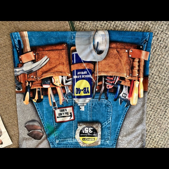 New with tags!Faux real T-shirt
Size Small Graphic”The Handyman”
100% polyester - Picture 4 of 9